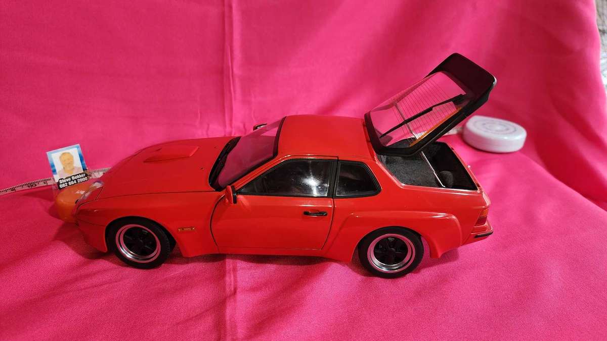 Porsche 924 ( Autoart ) 1:18