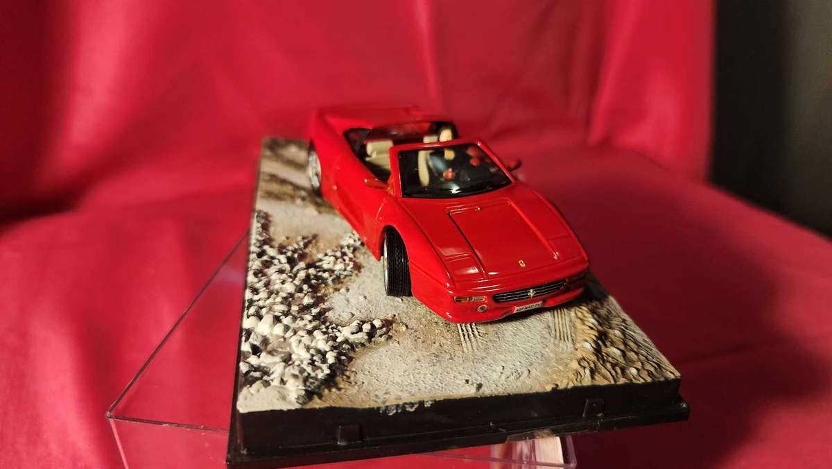 Ferrari F355 GTS   James Bond