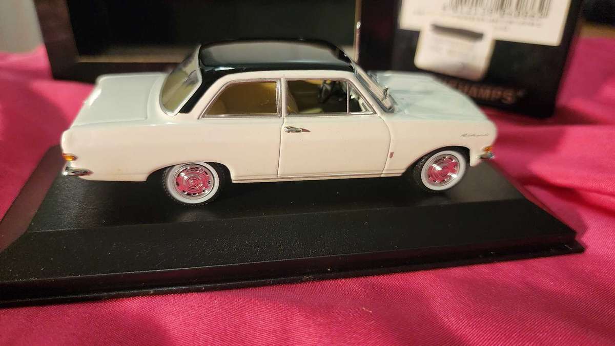 Opel Rekord ( Old-School ) by Minichamps