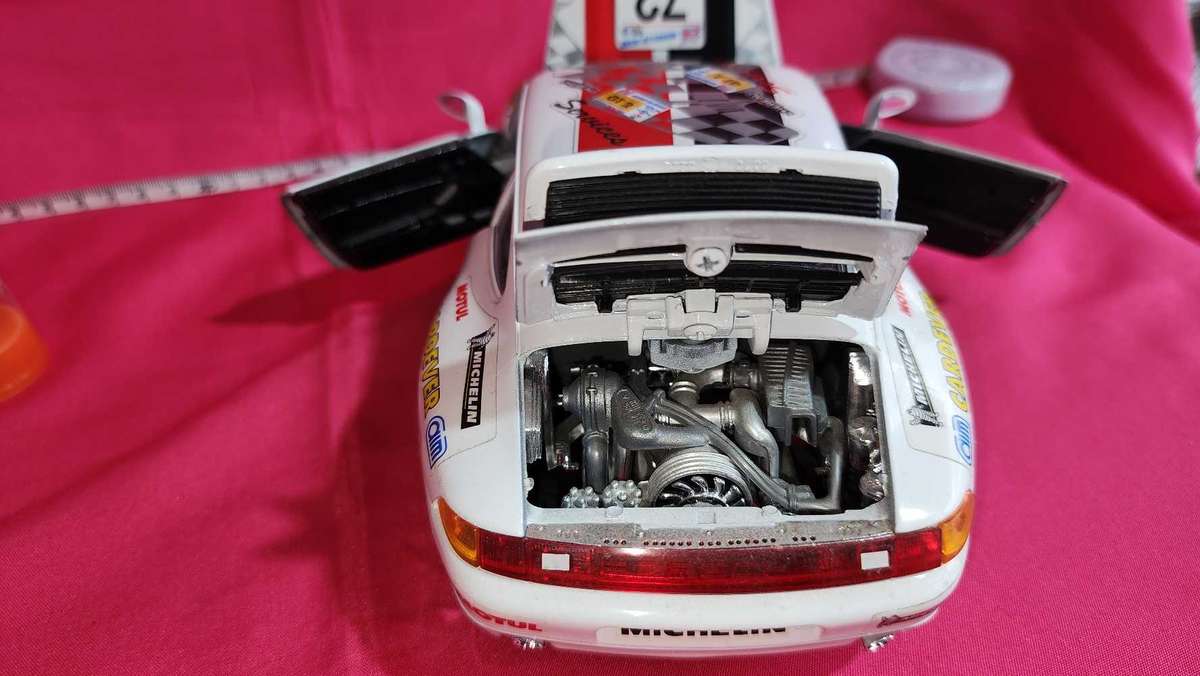 Porsche Carrera 911 90's  Bburago  (1:18)