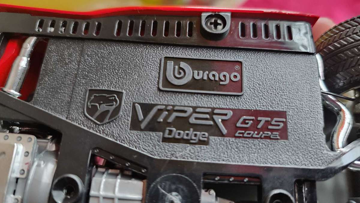 Viper GTS Coupe "Dodge" 1,18 Bburago