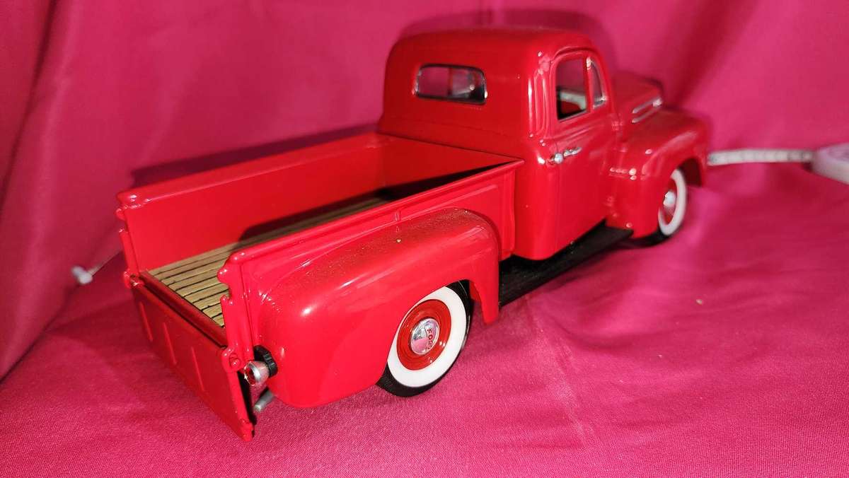 48' Ford Pick-Up Truck { 1,18 }
