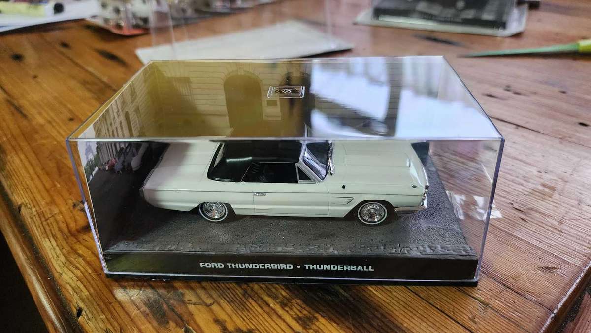 Ford Thunderbird 1:43