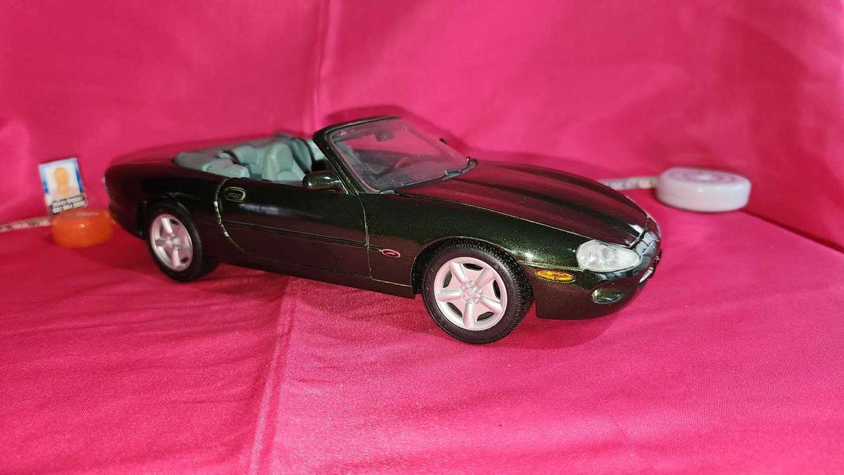 Jaguar XK 8 ( 1:18 )