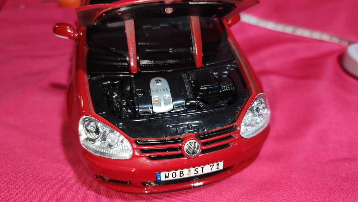 VW Golf 5 (1:18) Bburago