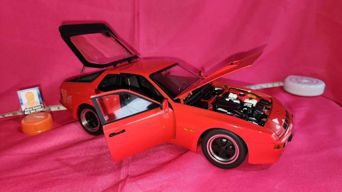 Porsche 924 ( Autoart ) 1:18