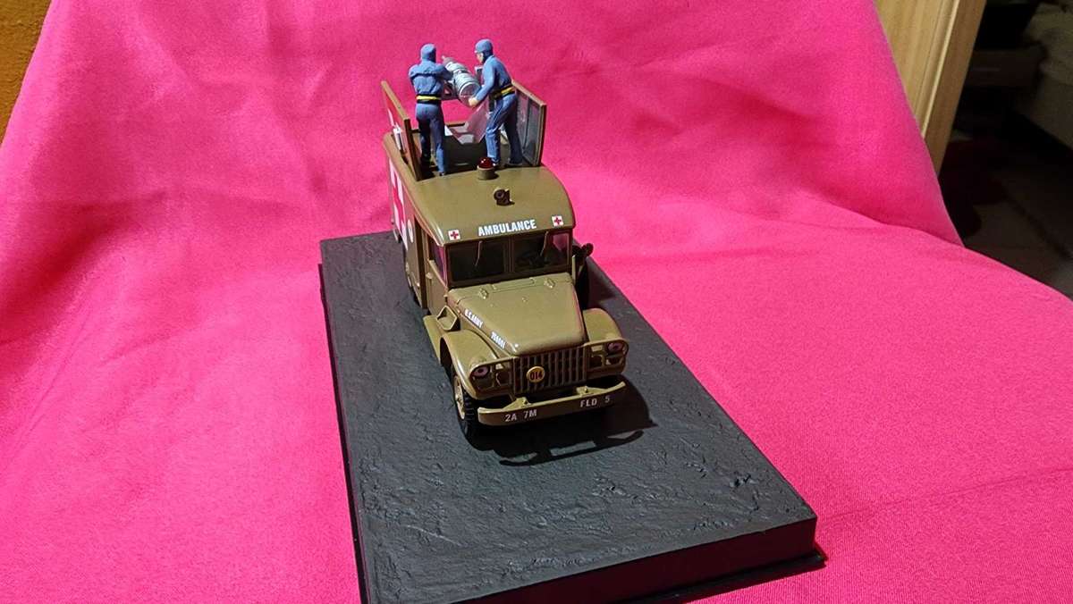 Dodge Old-School Ambulance (1:43) James Bond