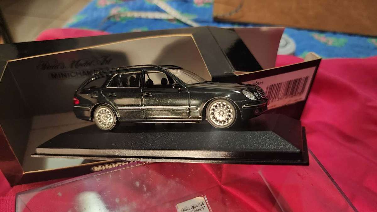 Mercedes E-Klasse "T-Model" by Minichamps