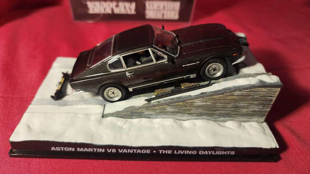Aston Martin V8  James Bond