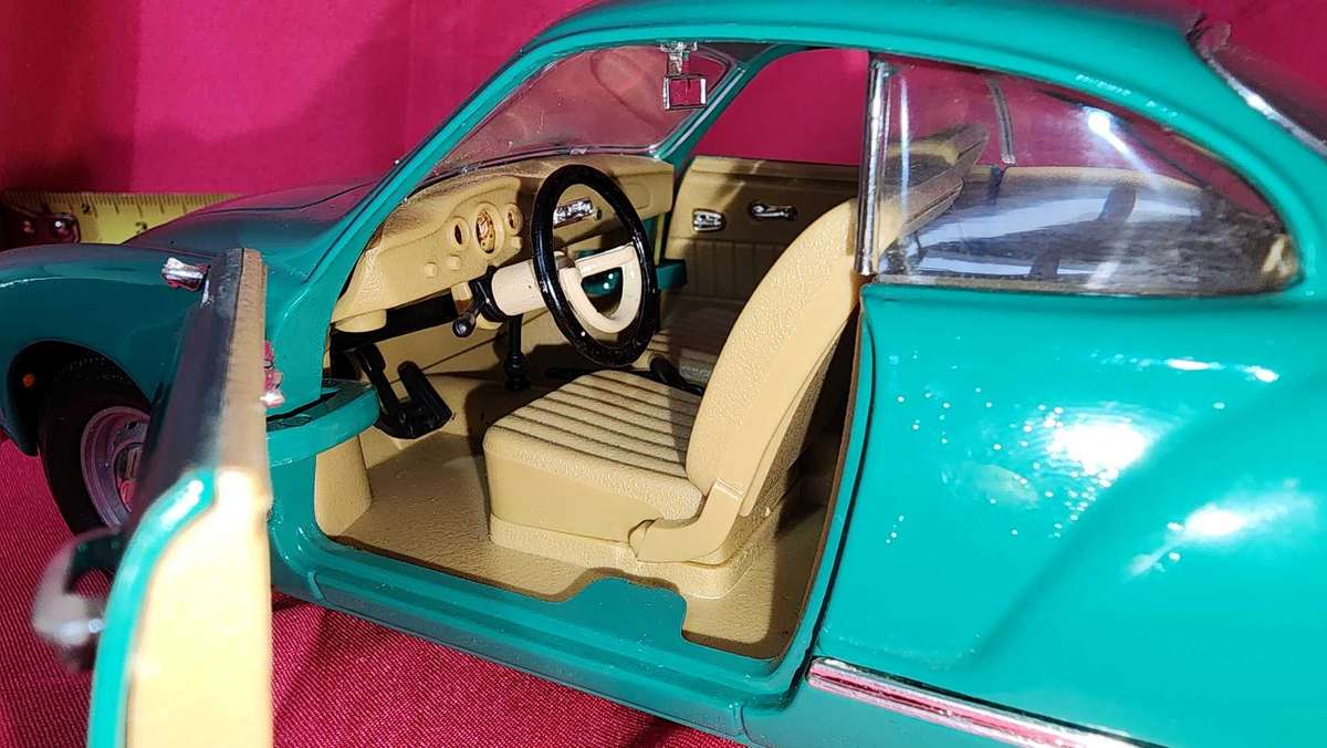 Karmann Ghia ( Road Legends) 1:18
