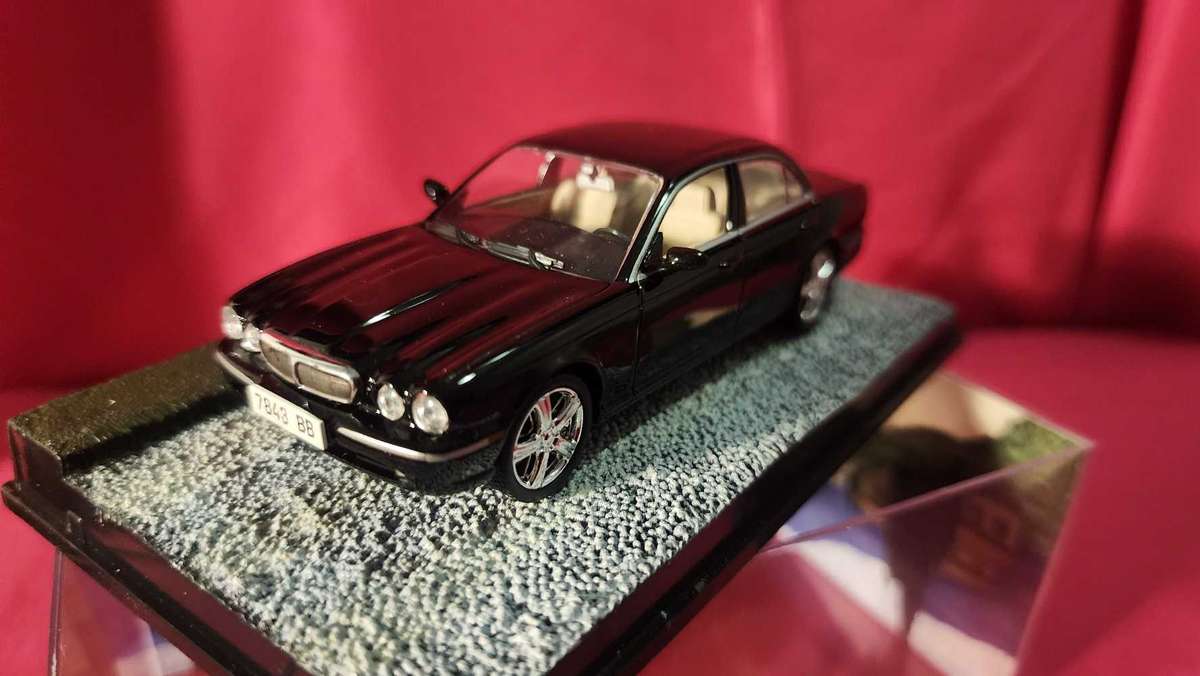 Jaguar XJ 6  James Bond
