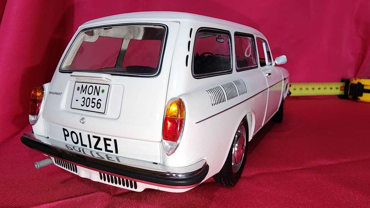Volkswagen Notch-Back Station Wagon (Police) 1:18 Minichamps
