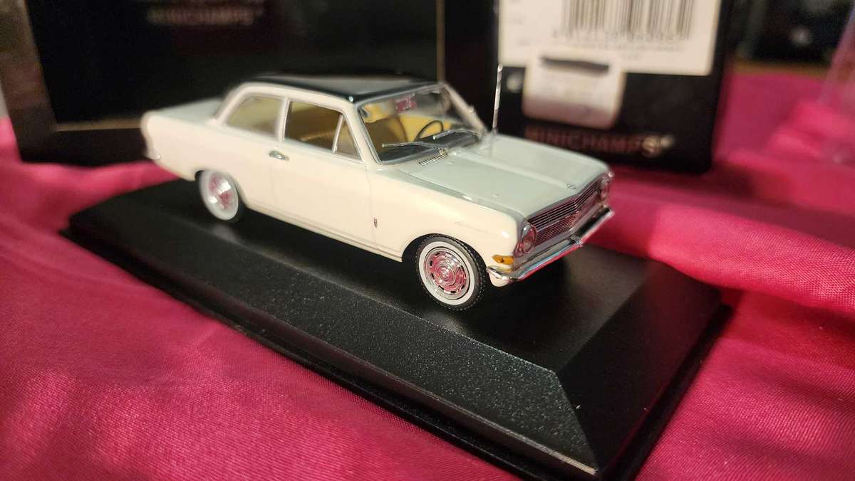 Opel Rekord ( Old-School ) by Minichamps