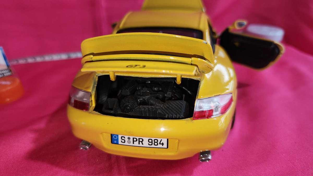 Porsche Carrera 911 Road-Car (1:18)  Bburago