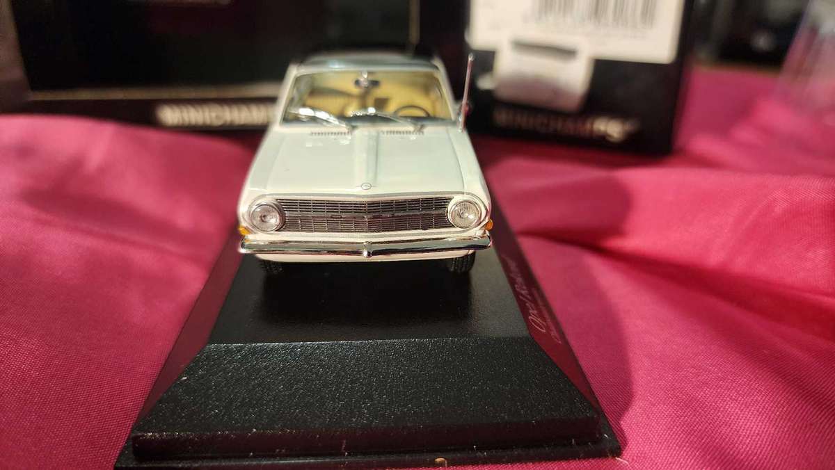 Opel Rekord ( Old-School ) by Minichamps