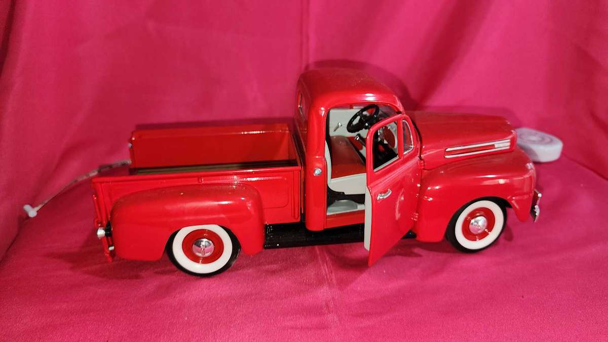 48' Ford Pick-Up Truck { 1,18 }