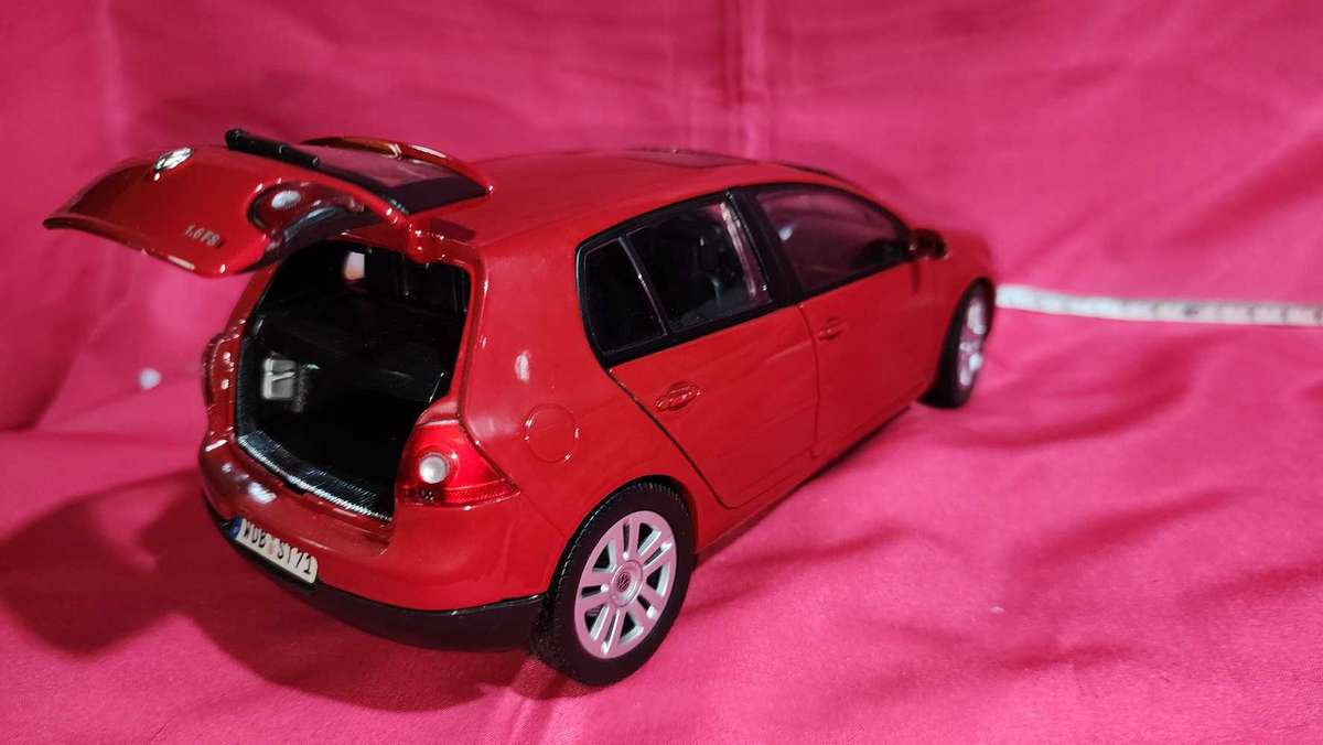 VW Golf 5 (1:18) Bburago