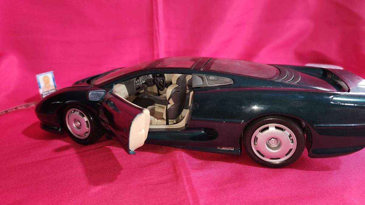 Jaguar X 220 (1:18) Maisto