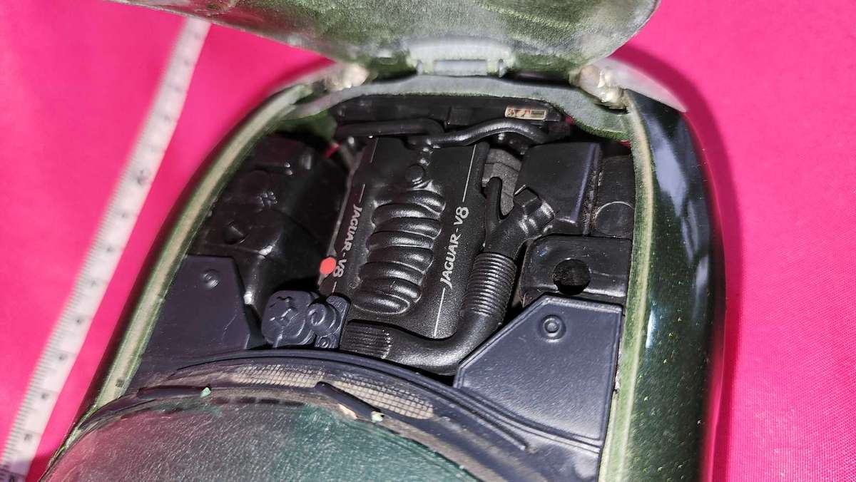 Jaguar XK 8 ( 1:18 )