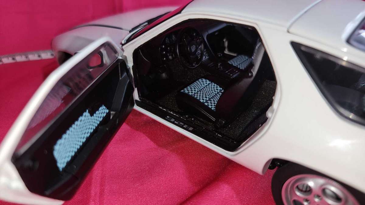 Porsche 928   ( Autoart )  1:18