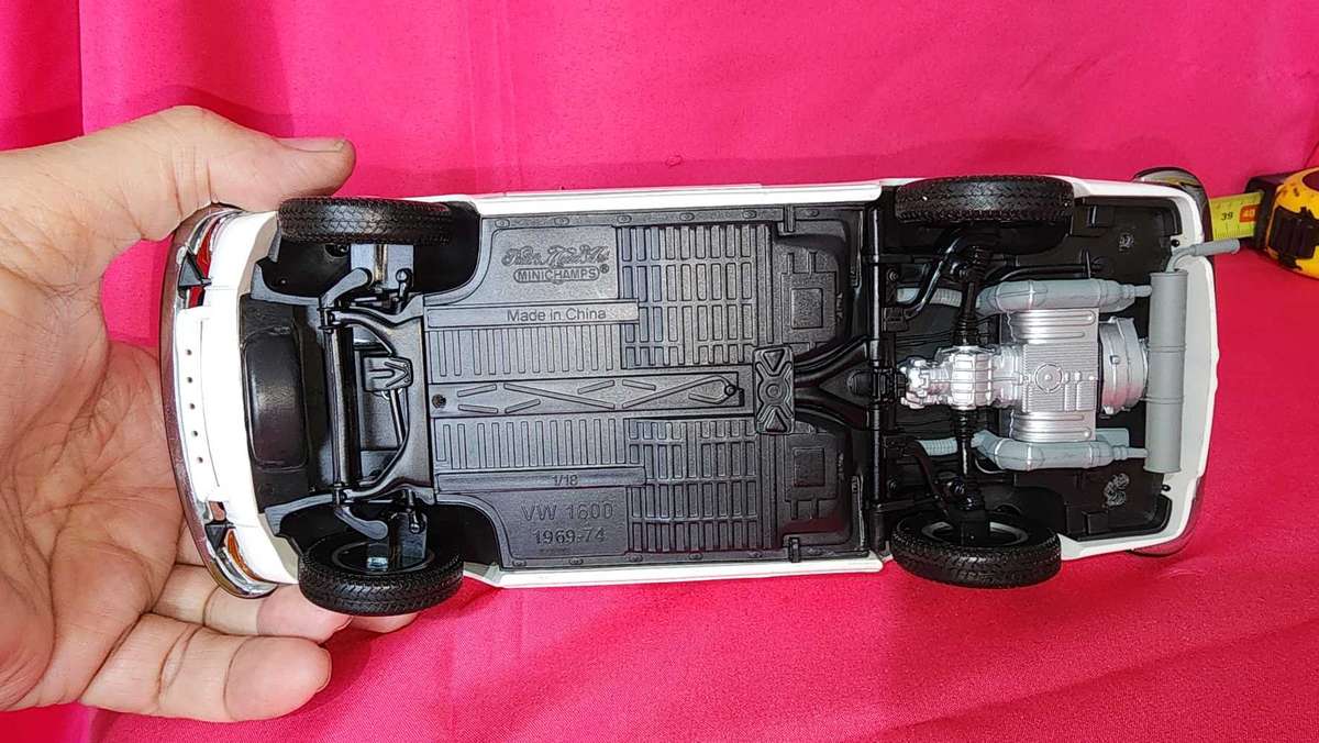 Volkswagen Notch-Back Station Wagon (Police) 1:18 Minichamps