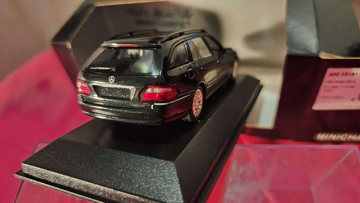 Mercedes E-Klasse "T-Model" by Minichamps