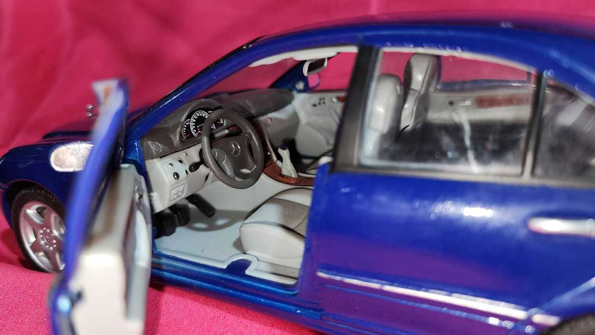 Mercedes C320 (1:18) by Welly