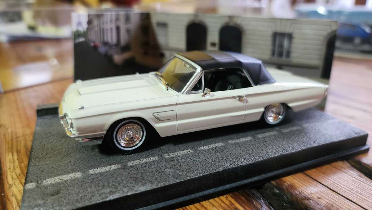 Ford Thunderbird 1:43