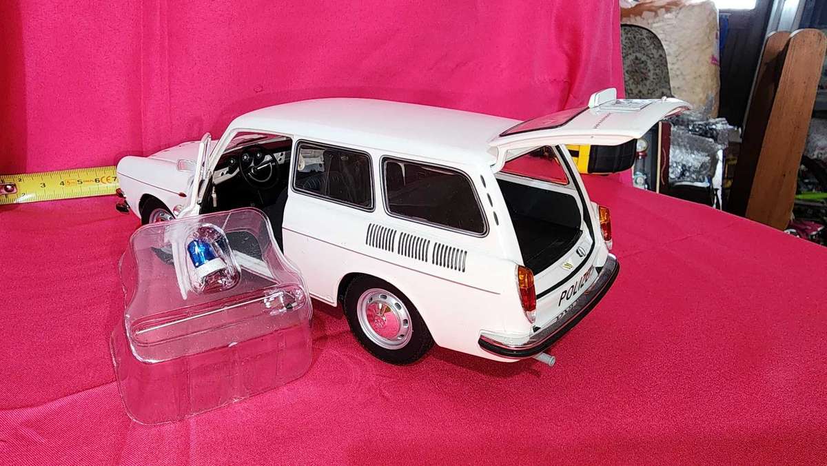 Volkswagen Notch-Back Station Wagon (Police) 1:18 Minichamps