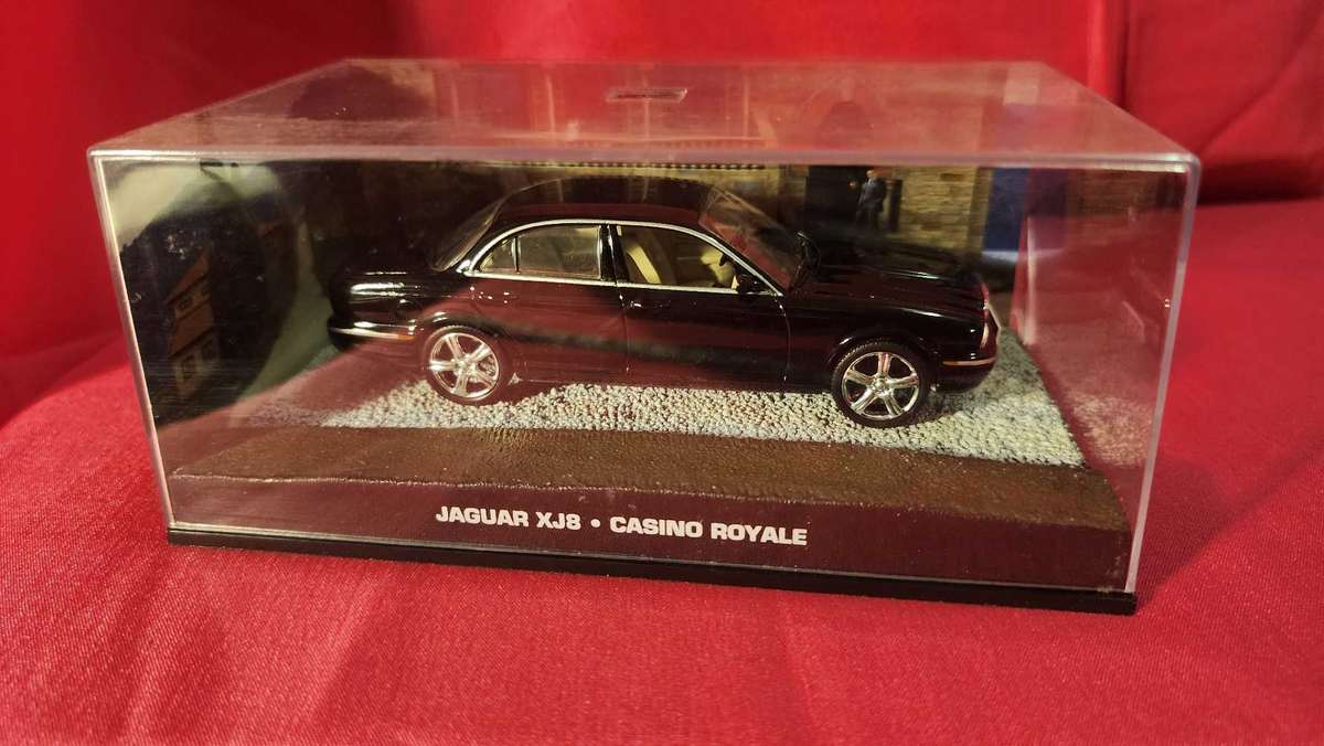 Jaguar XJ 6  James Bond