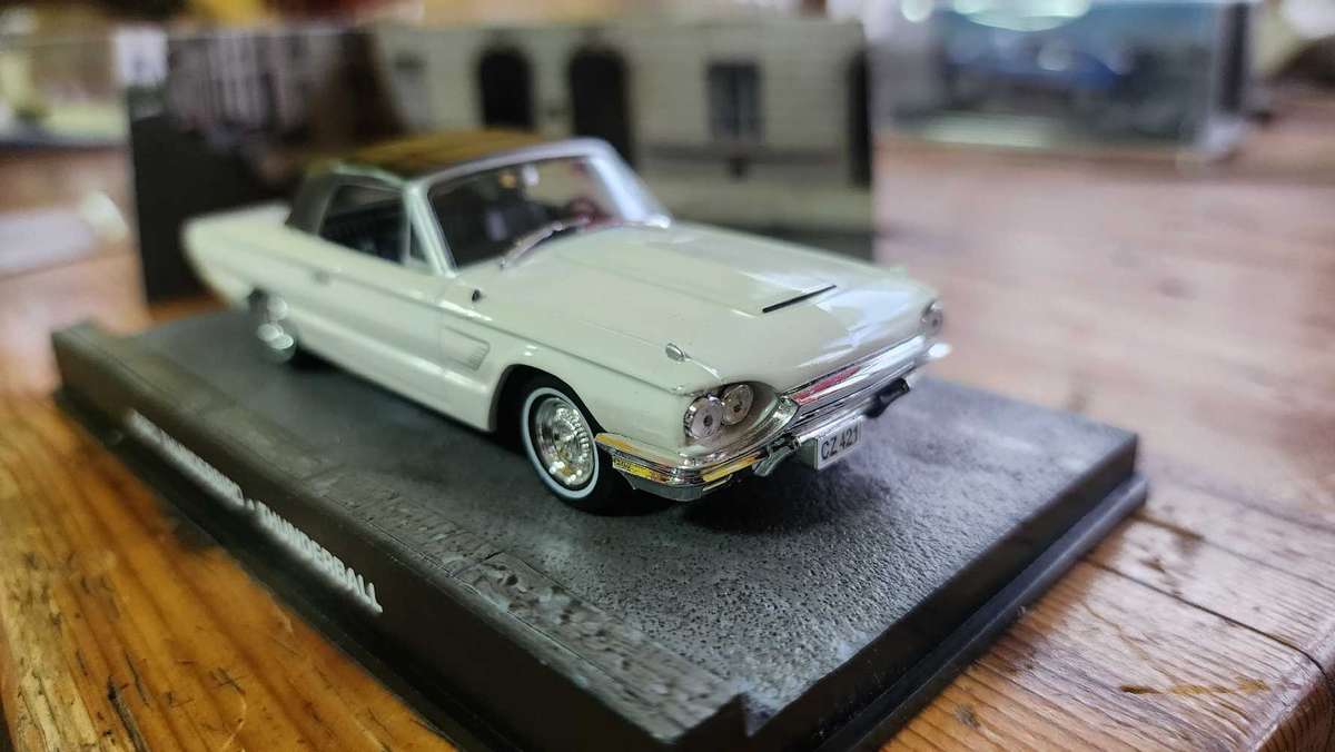 Ford Thunderbird 1:43