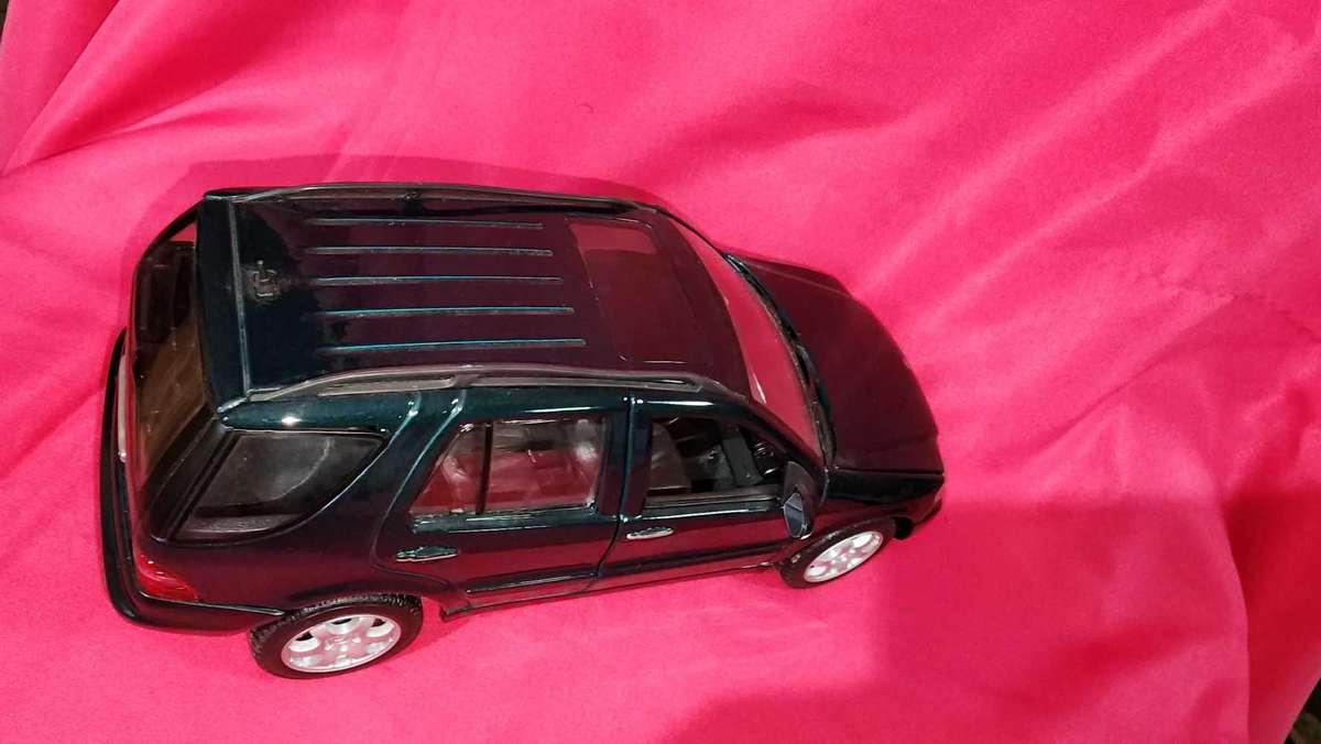 Mercedes ML (1:18)