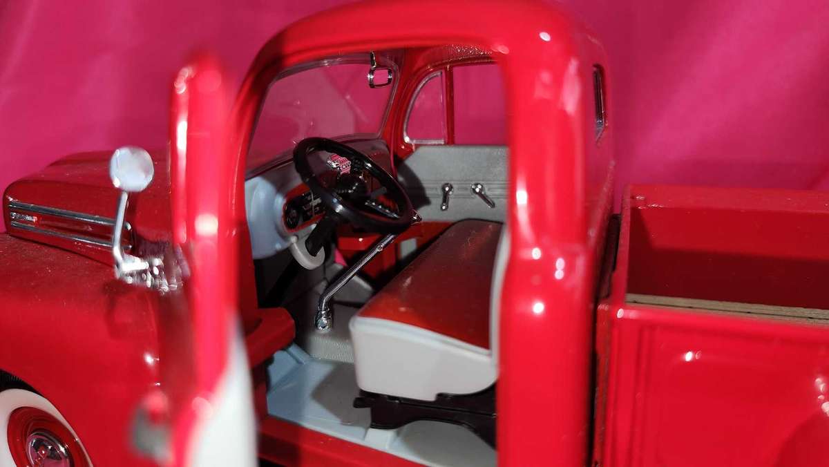 48' Ford Pick-Up Truck { 1,18 }