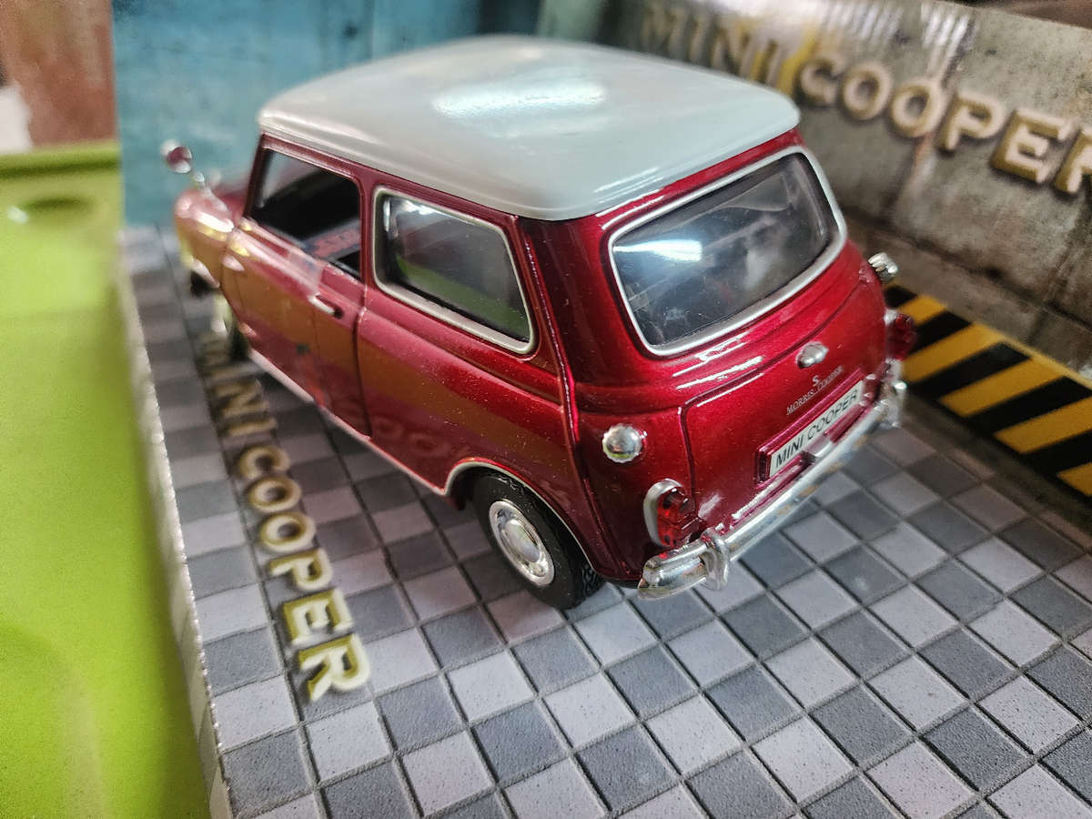 Minu Cooper (1:18)