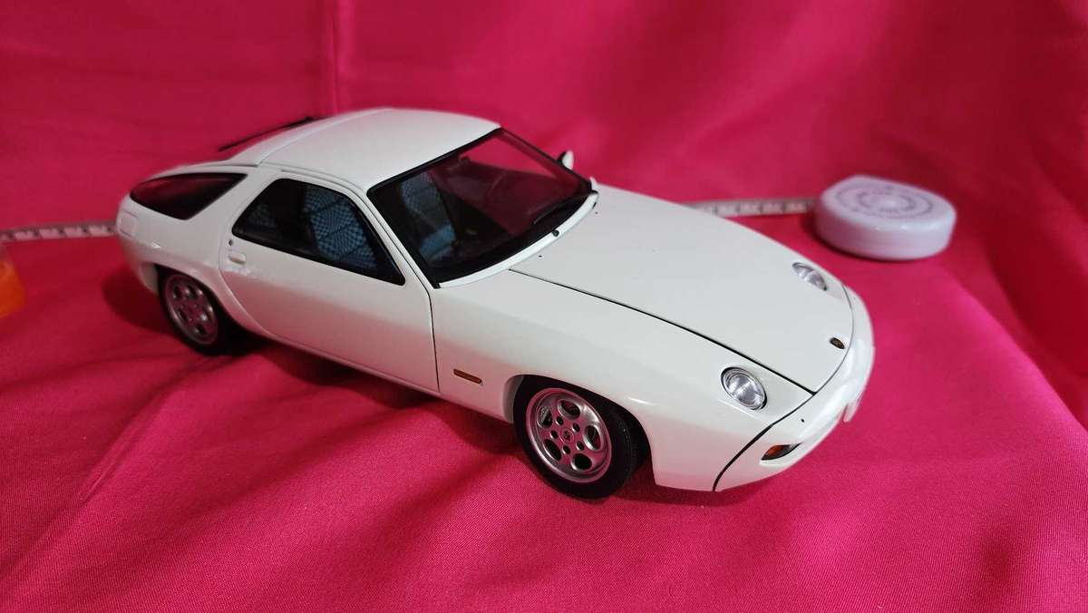 Porsche 928   ( Autoart )  1:18
