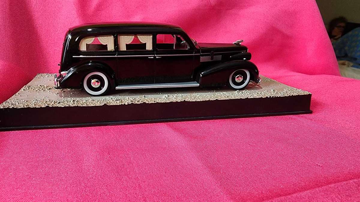 LA Salle Hearse (1:43)  James Bond