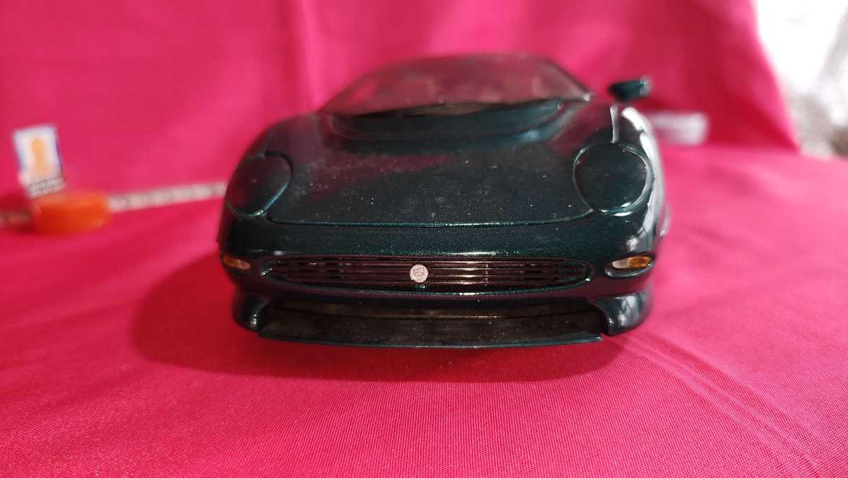 Jaguar X 220 (1:18) Maisto