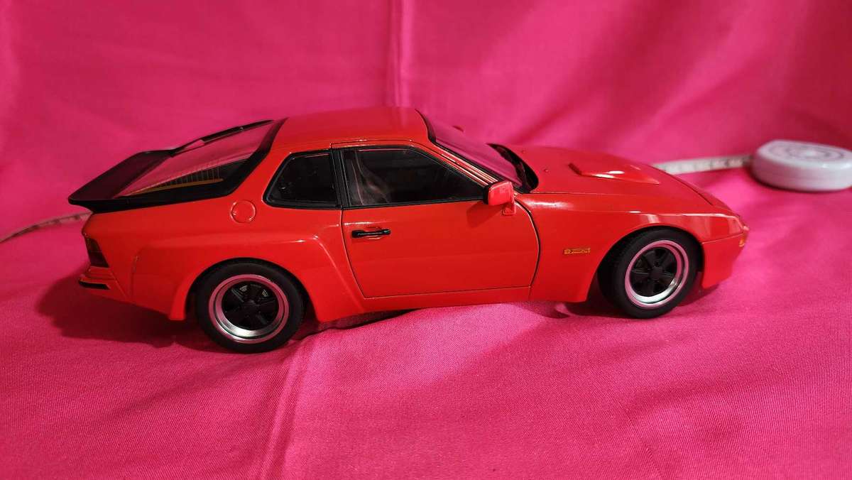 Porsche 924 ( Autoart ) 1:18