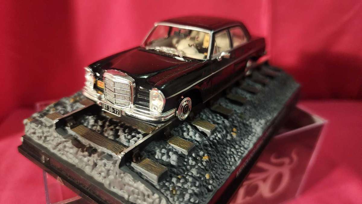 Mercedes 250 SE James Bond (1,43)