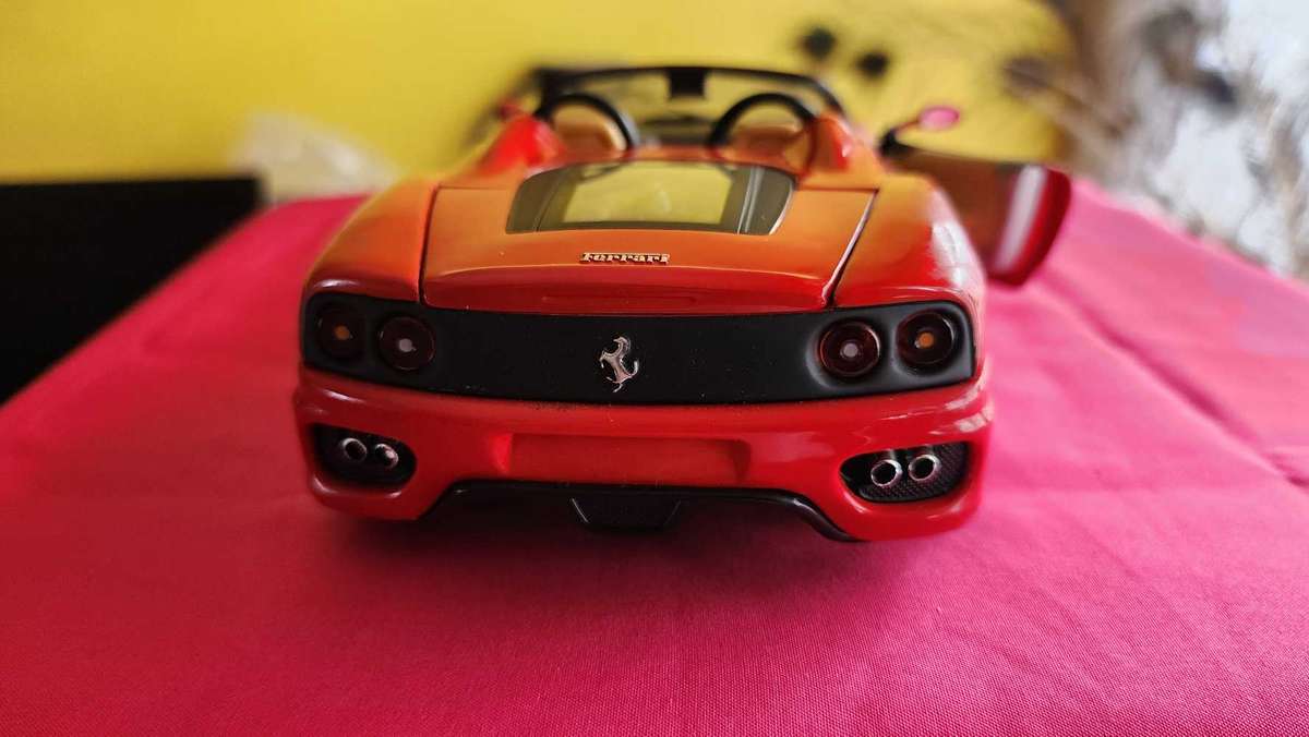 Ferrari 1:1> by Hotwheels