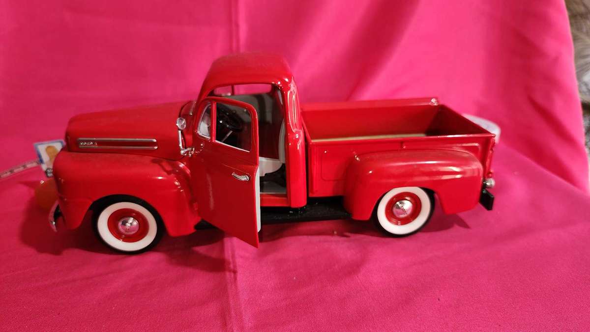 48' Ford Pick-Up Truck { 1,18 }