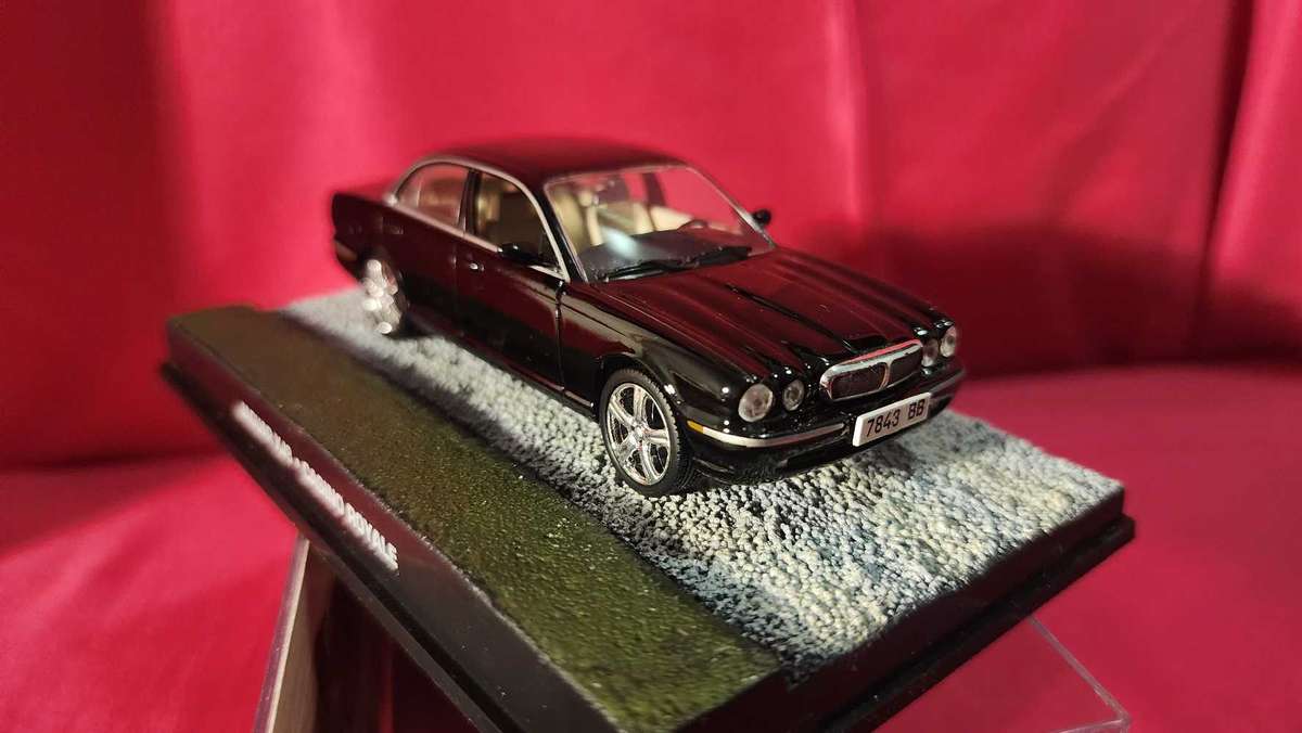 Jaguar XJ 6  James Bond