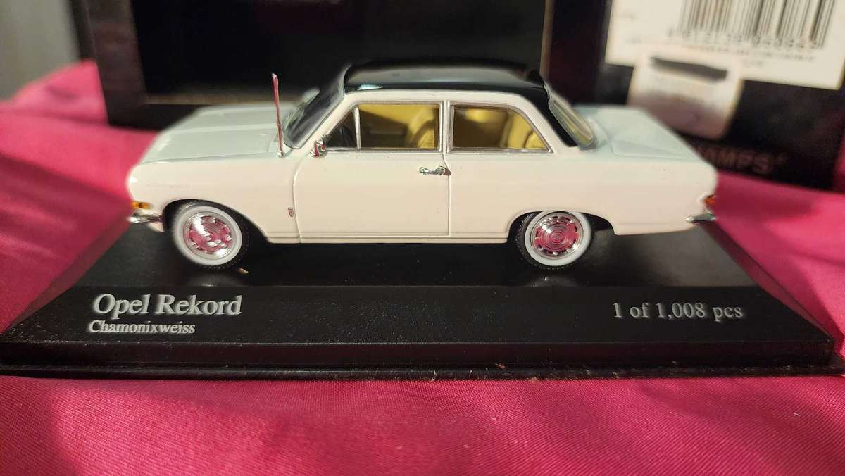 Opel Rekord ( Old-School ) by Minichamps