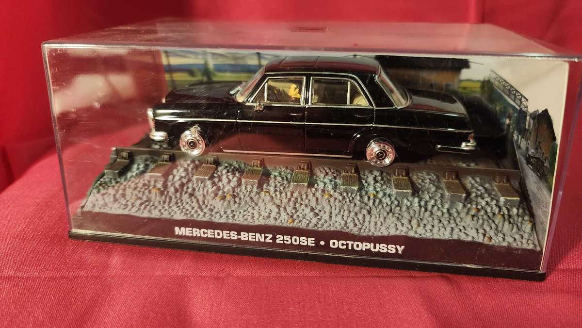 Mercedes 250 SE James Bond (1,43)
