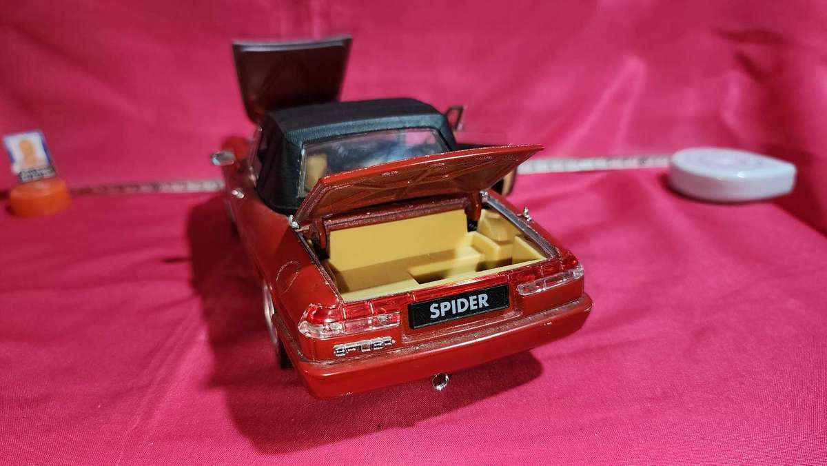 Alfa Spider (1:18) Jouef Evolotion