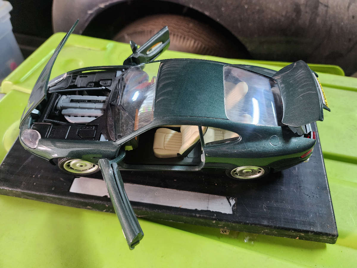 Aston Martin DB7 (1:18) Guiltoy