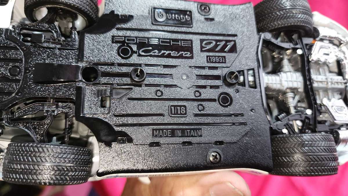 Porsche Carrera 911 90's  Bburago  (1:18)