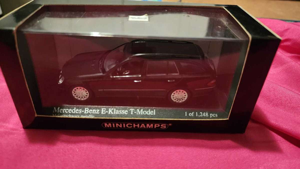 Mercedes E-Klasse "T-Model" by Minichamps