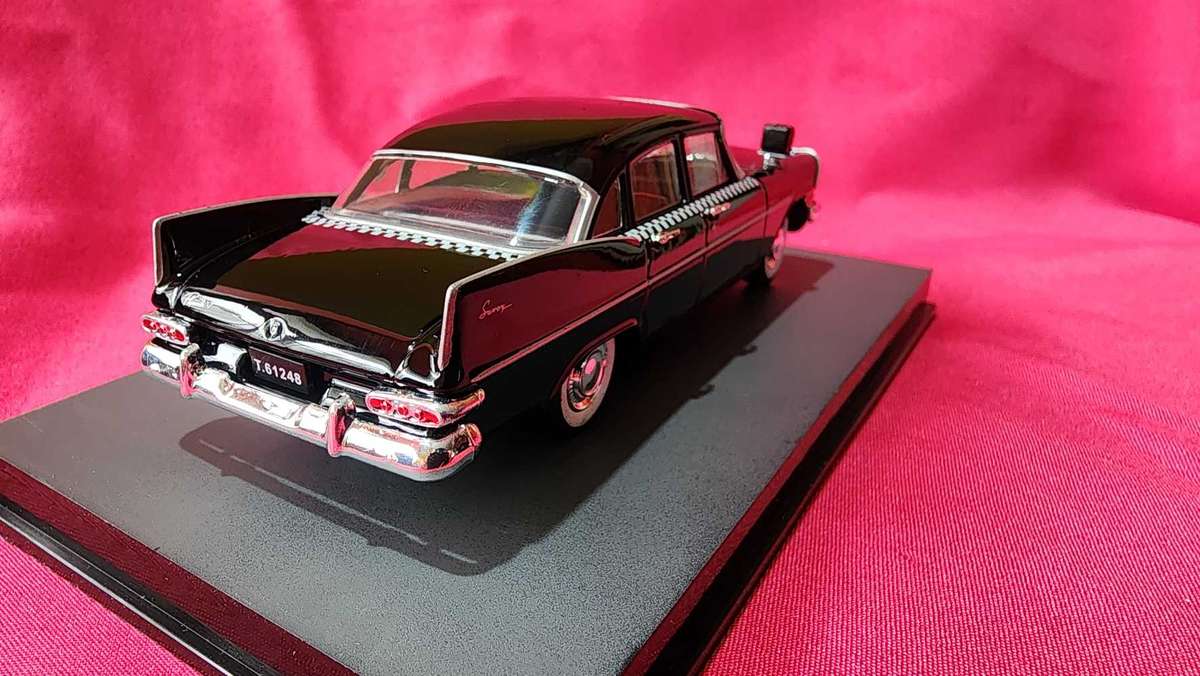 Plymouth Savoy  (1:43) James Bond