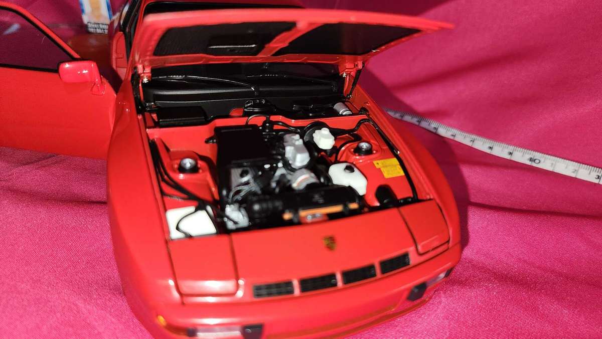 Porsche 924 ( Autoart ) 1:18